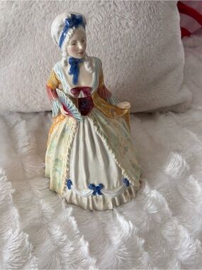Mrs. Fitzherbert HN2007 – Royal Doulton Figurine 1756-1837